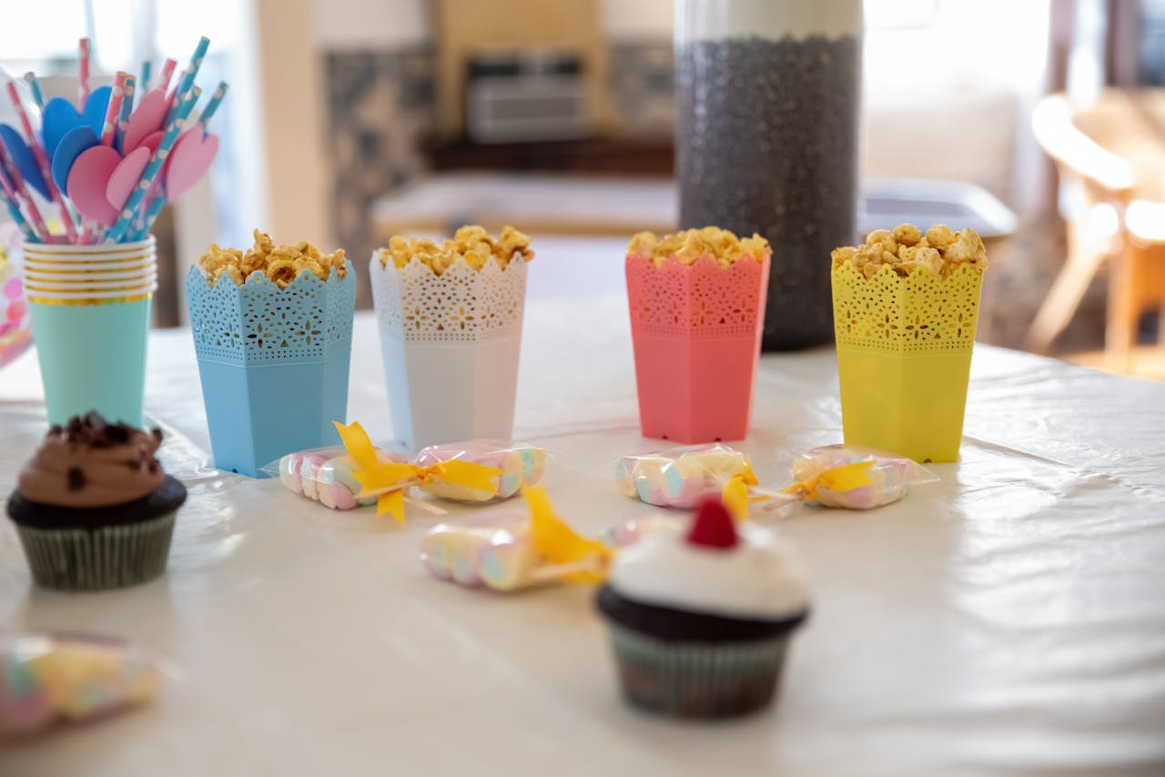 team-01 A vibrant table setup with popcorn and cupcakes, ideal for celebrations and parties.
